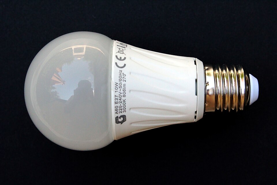 LED-lámpa valódi fotója, az oldalán 10 W és 806 lm jelölés látható.