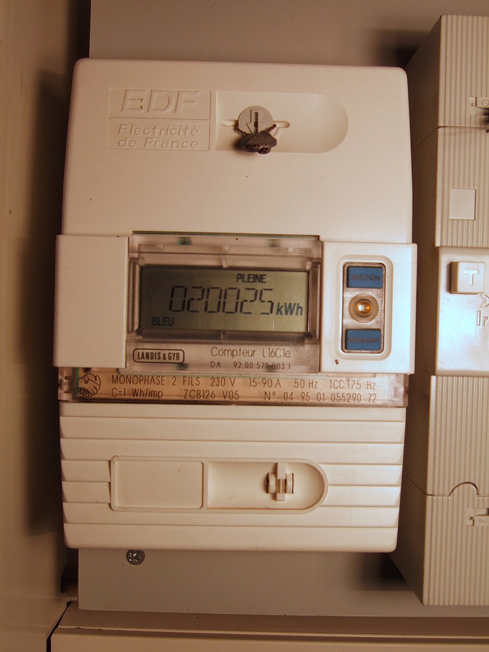 Francia villanyóra kijelzője 20 025 kWh mérőállással; ez az egyik tarifa összegyűlt fogyasztása, nem egy napi adat.