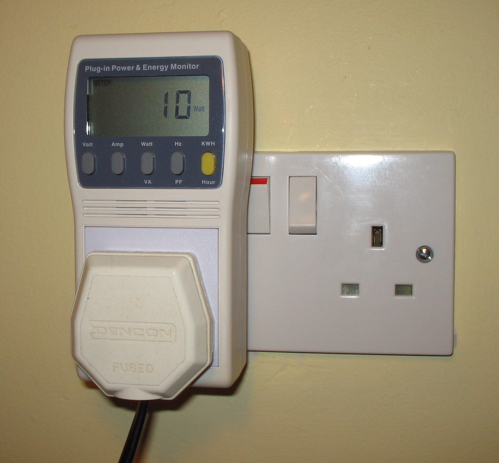 Valódi fogyasztásmérő, amelynek kijelzőjén 10 Watt látható.